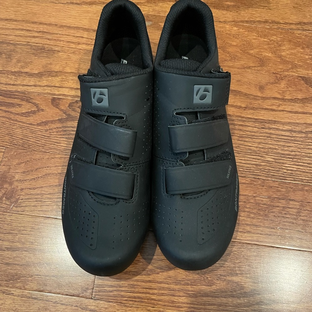 Bontrager size 10 black womens indoor spinning shoes. In excellent condition.
